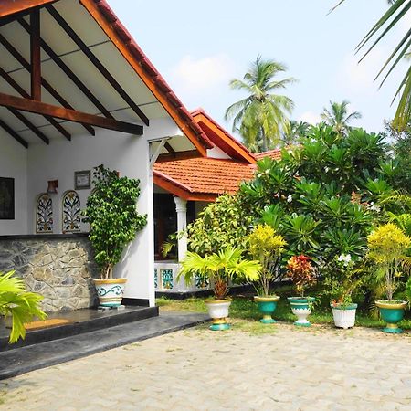 Regina Beach Bungalow Тринкомали Экстерьер фото
