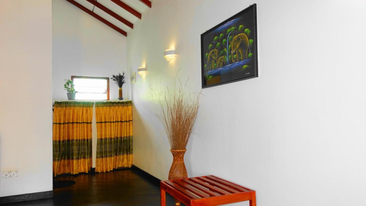 Regina Beach Bungalow Тринкомали Экстерьер фото