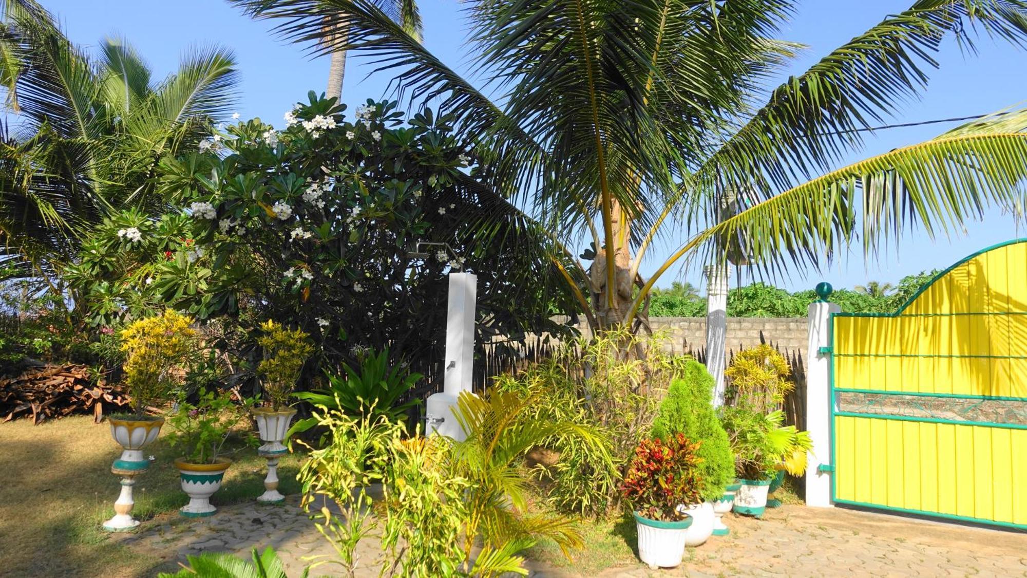 Regina Beach Bungalow Тринкомали Экстерьер фото